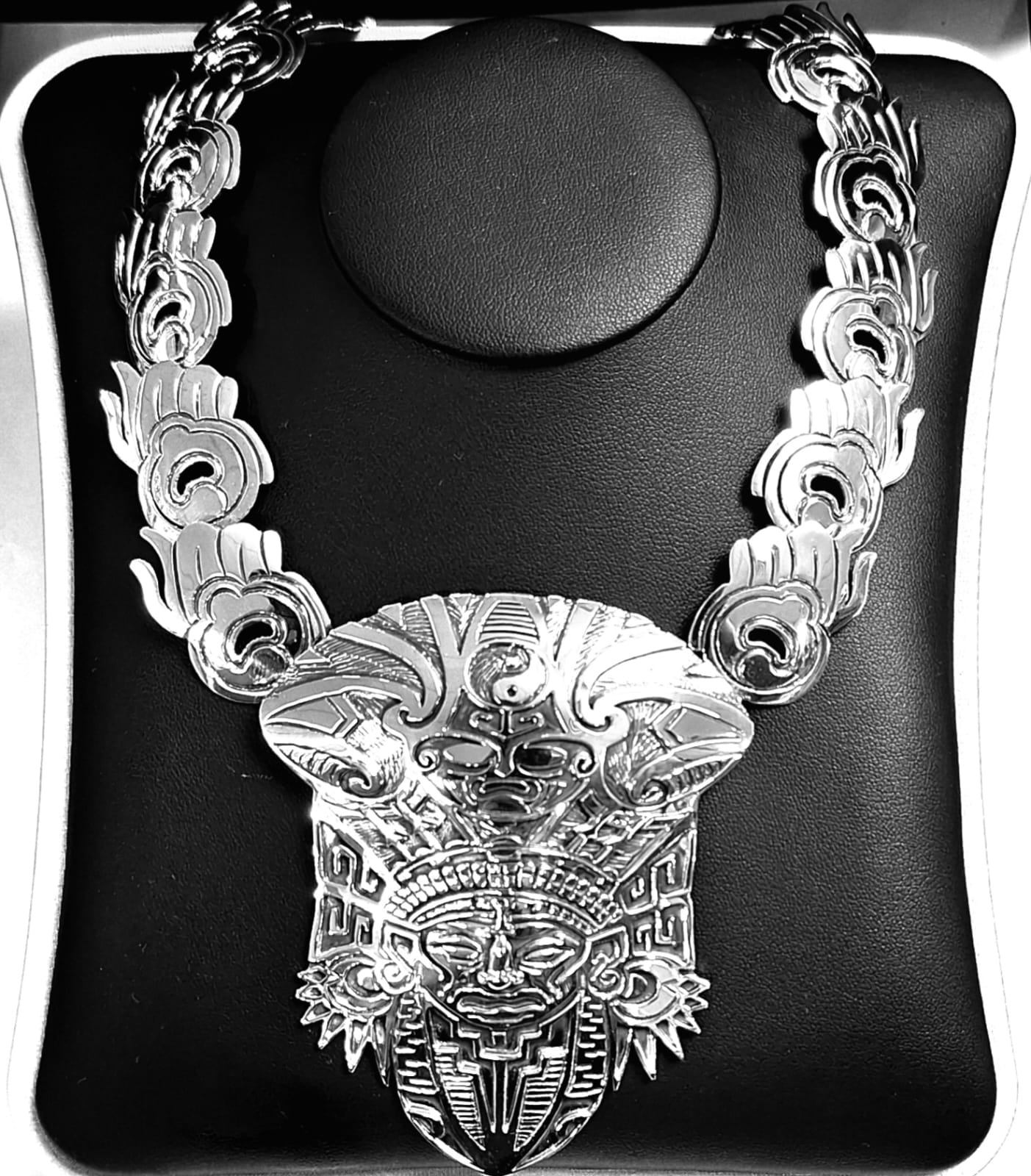COLLAR ESCUDO PREHISPÁNICO CULTURA MAYA EN PLATA LEY 950