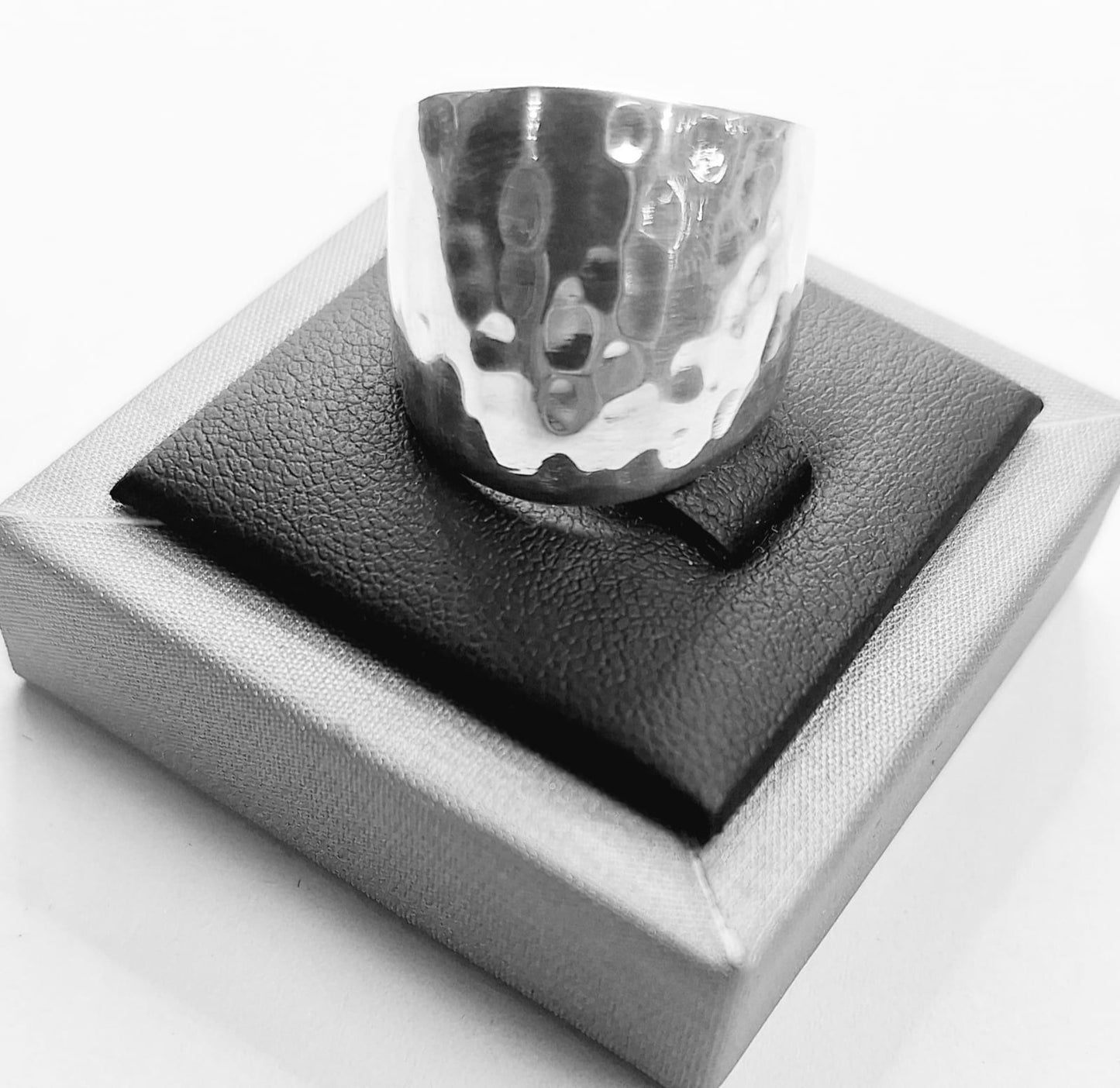 ANILLO MARTILLADO EN PLATA 925