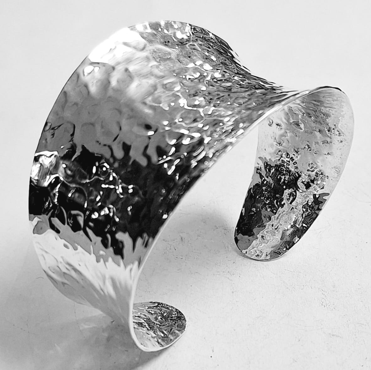 BRAZALETE MARTILLADO  EN PLATA LEY 925