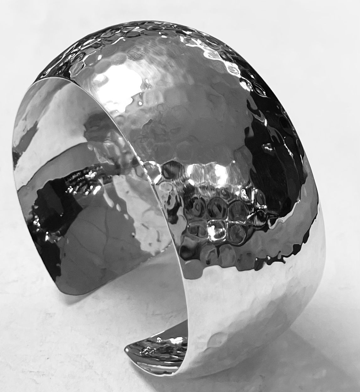 BRAZALETE MARTILLADO EN PLATA LEY 925