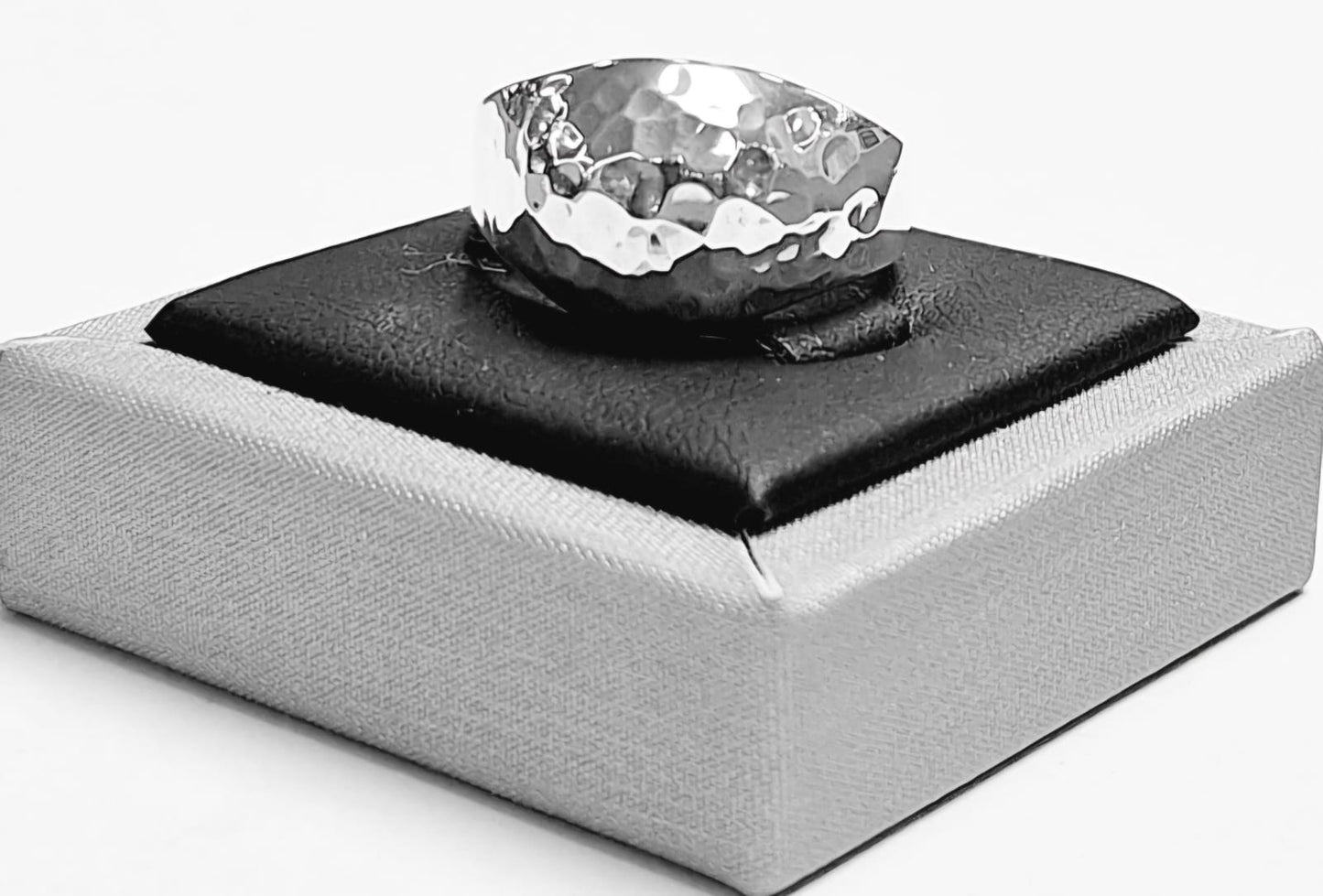 ANILLO MARTILLADO EN PLATA LEY 925