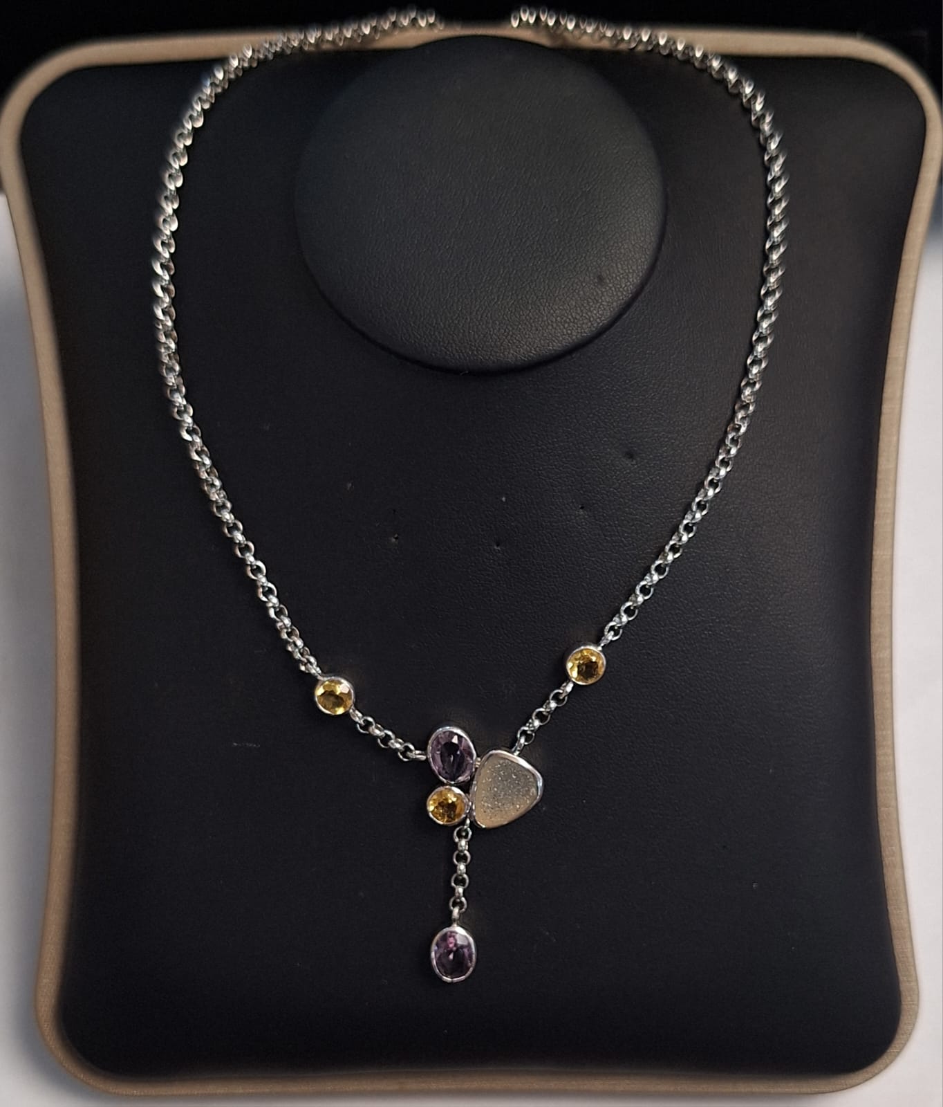 COLLAR  CON INCRUSTACIONES DE AMATISTA , CITRINA , Y CUARZO EN PLATA LEY 925