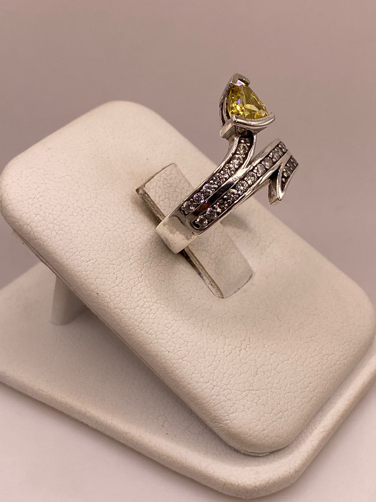 Anillo Abierto con Zirconia Amarilla en Plata Ley 925