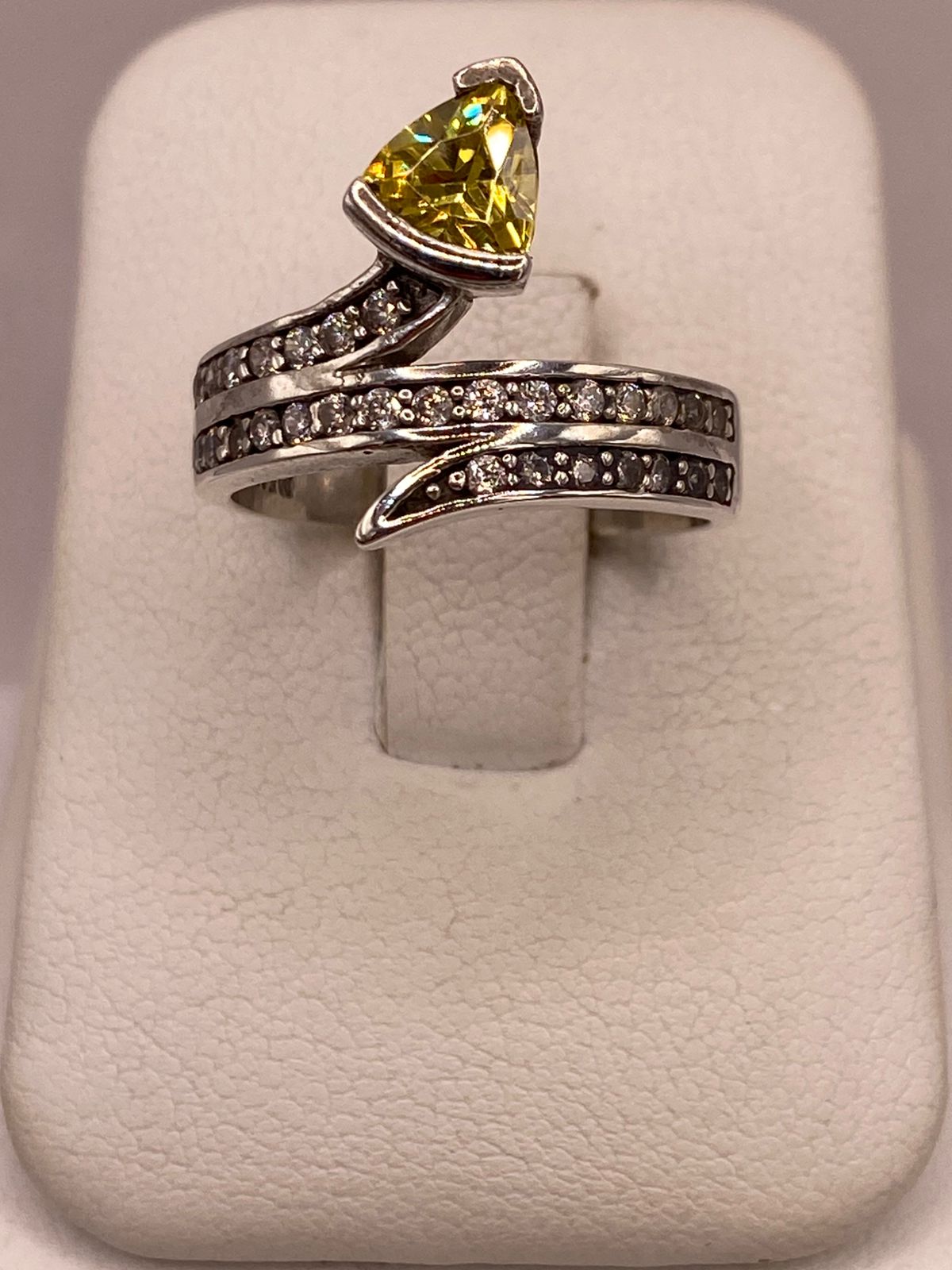 Anillo Abierto con Zirconia Amarilla en Plata Ley 925