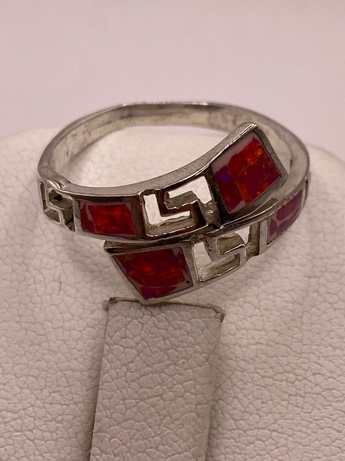 ANILLO AJUSTABLE CON ÓPALO DE FUEGO FUCSIA EN PLATA LEY .925