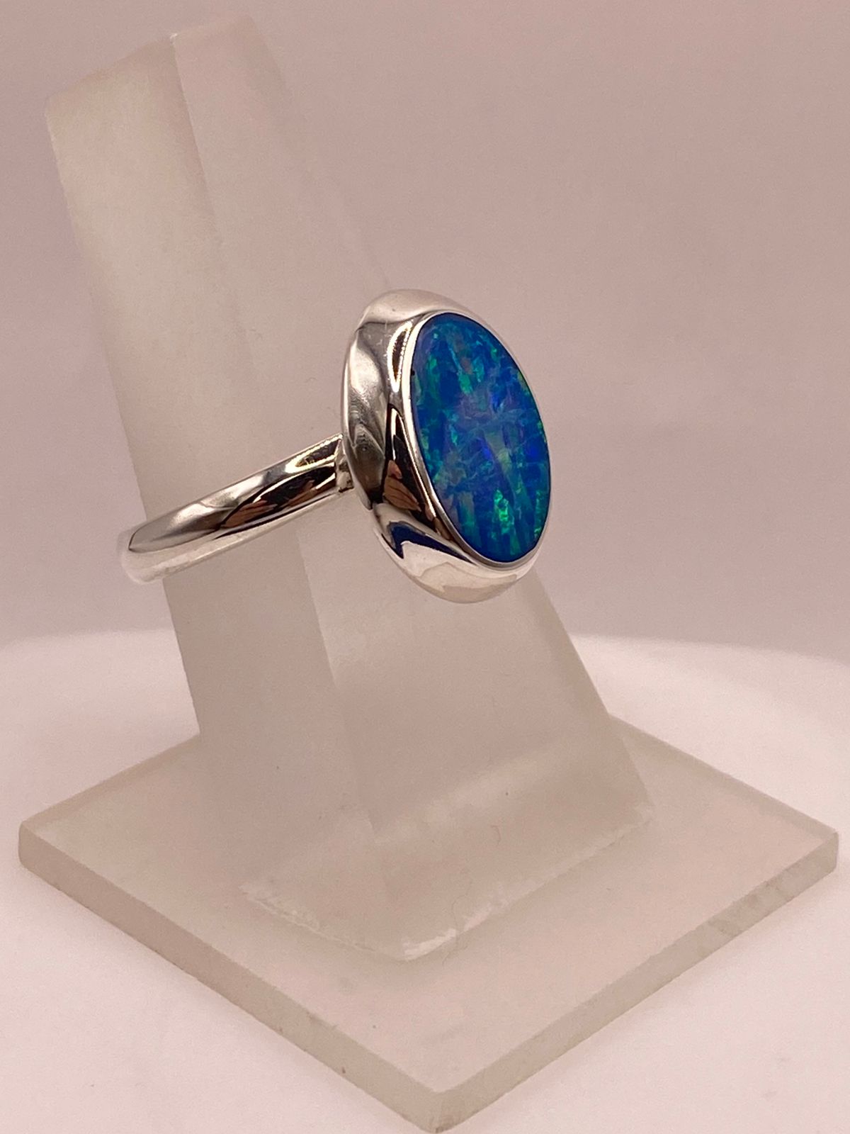 ANILLO AJUSTABLE DE PLATA LEY 925 CON ÓPALO AZUL OVALADO