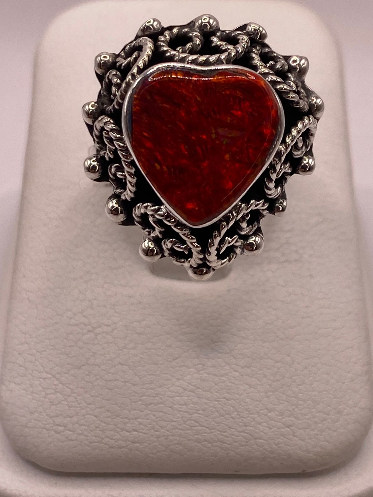 ANILLO AJUSTABLE DE PLATA LEY .925 CON ÓPALO DE FUEGO EN FORMA DE CORAZÓN