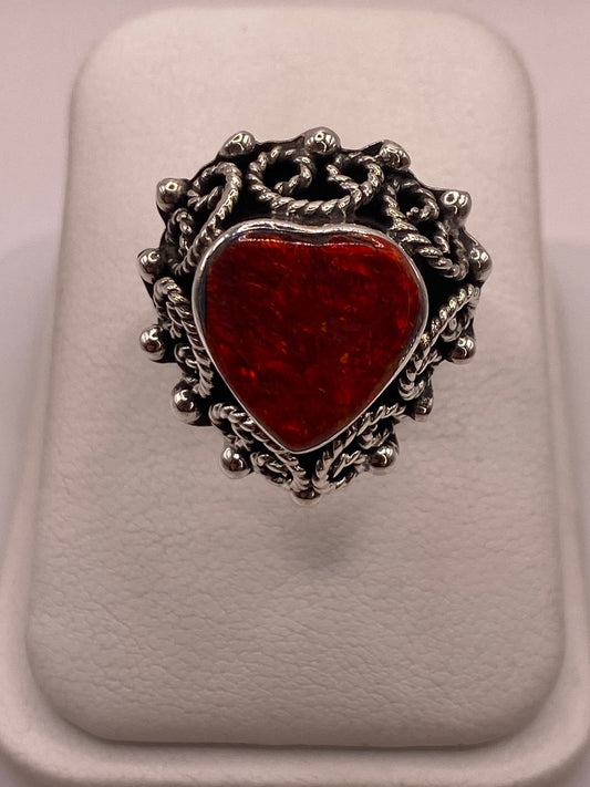 ANILLO AJUSTABLE DE PLATA LEY .925 CON ÓPALO DE FUEGO EN FORMA DE CORAZÓN