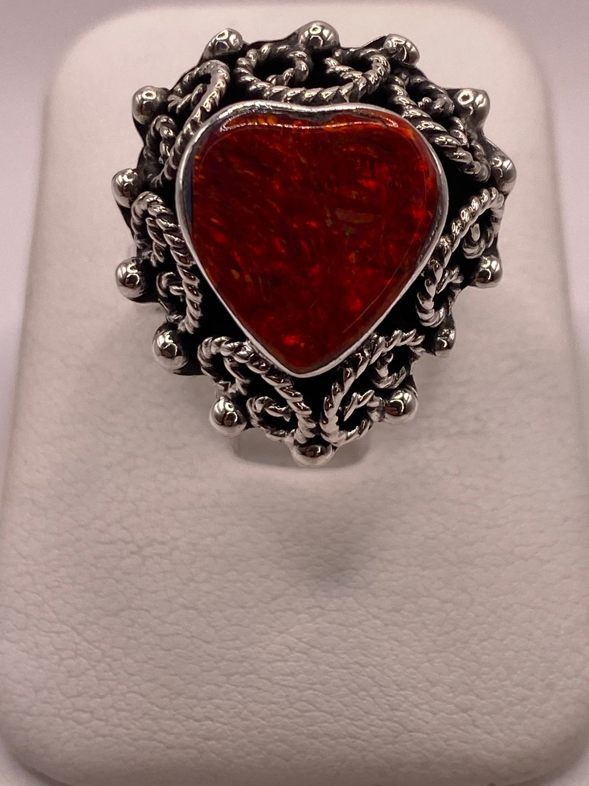 ANILLO AJUSTABLE DE PLATA LEY .925 CON ÓPALO DE FUEGO EN FORMA DE CORAZÓN