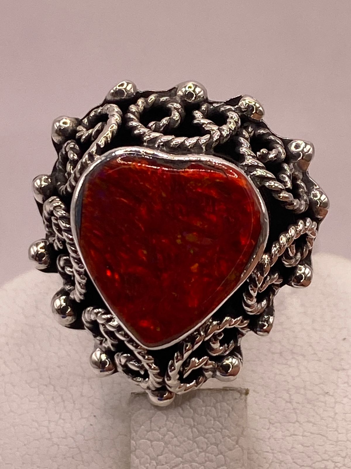 ANILLO AJUSTABLE DE PLATA LEY .925 CON ÓPALO DE FUEGO EN FORMA DE CORAZÓN