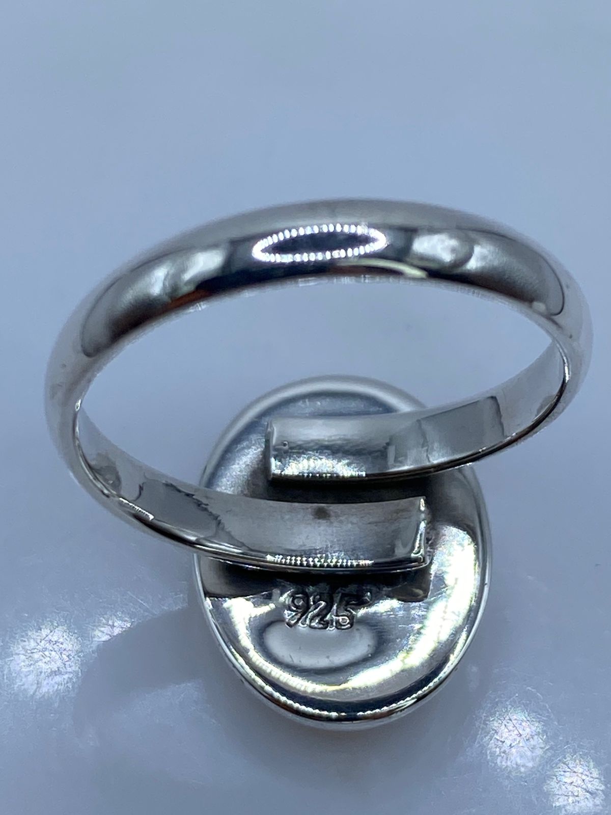 ANILLO AJUSTABLE DE PLATA LEY 925 CON ÓPALO DE FUEGO FUCSIA
