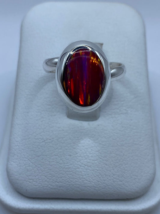 ANILLO AJUSTABLE DE PLATA LEY 925 CON ÓPALO DE FUEGO FUCSIA