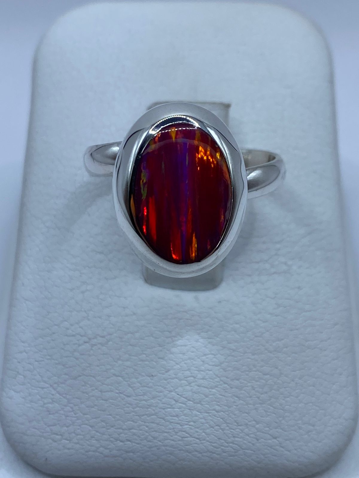ANILLO AJUSTABLE DE PLATA LEY 925 CON ÓPALO DE FUEGO FUCSIA