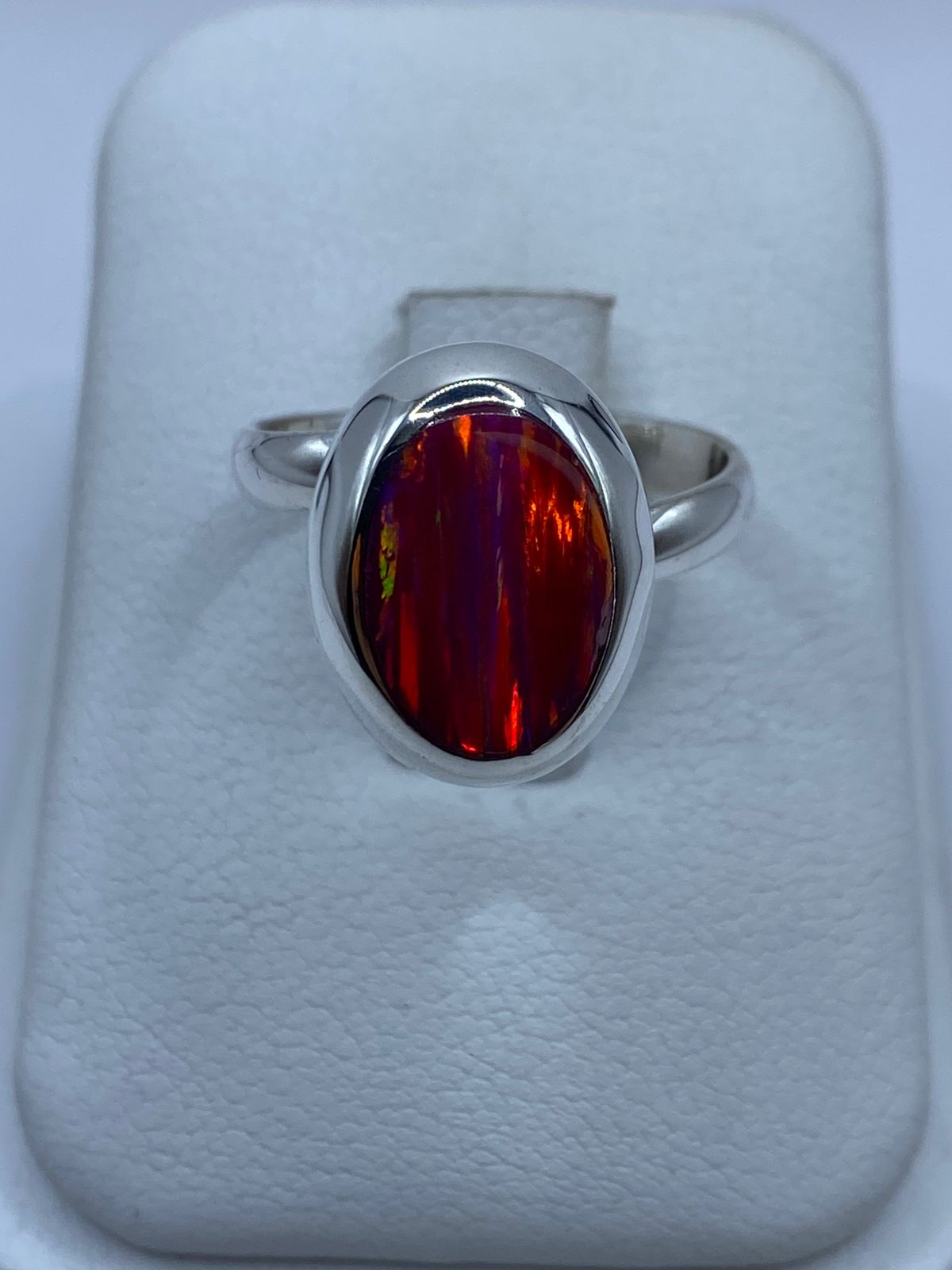 ANILLO AJUSTABLE DE PLATA LEY 925 CON ÓPALO DE FUEGO FUCSIA