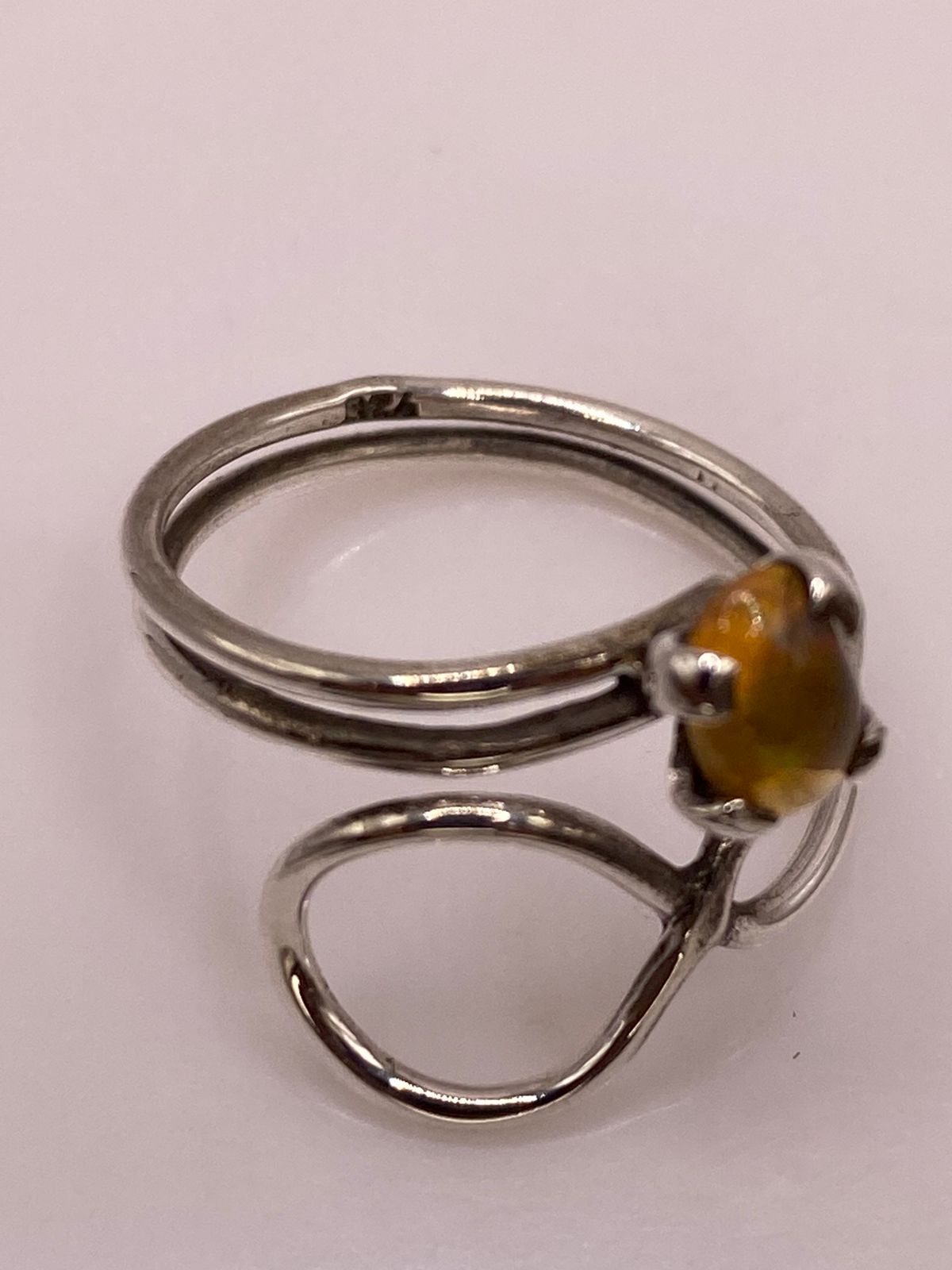 ANILLO AJUSTABLE DE PLATA LEY 925 CON PIEDRA ÁMBAR
