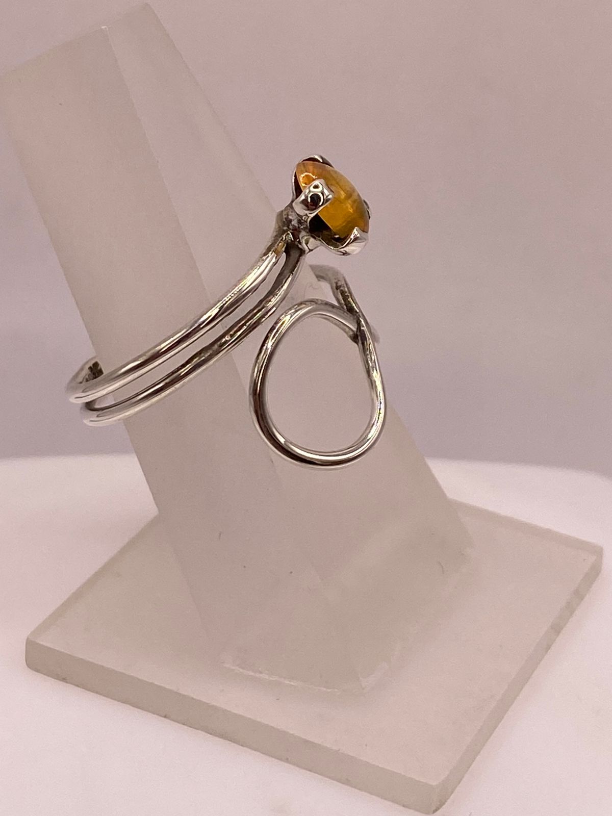 ANILLO AJUSTABLE DE PLATA LEY 925 CON PIEDRA ÁMBAR