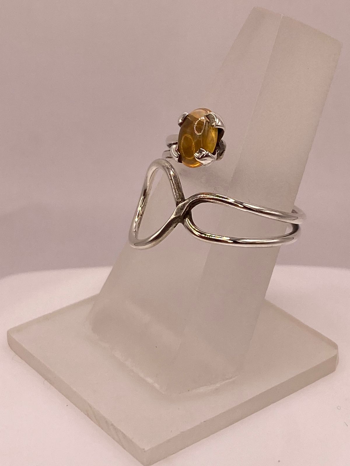 ANILLO AJUSTABLE DE PLATA LEY 925 CON PIEDRA ÁMBAR