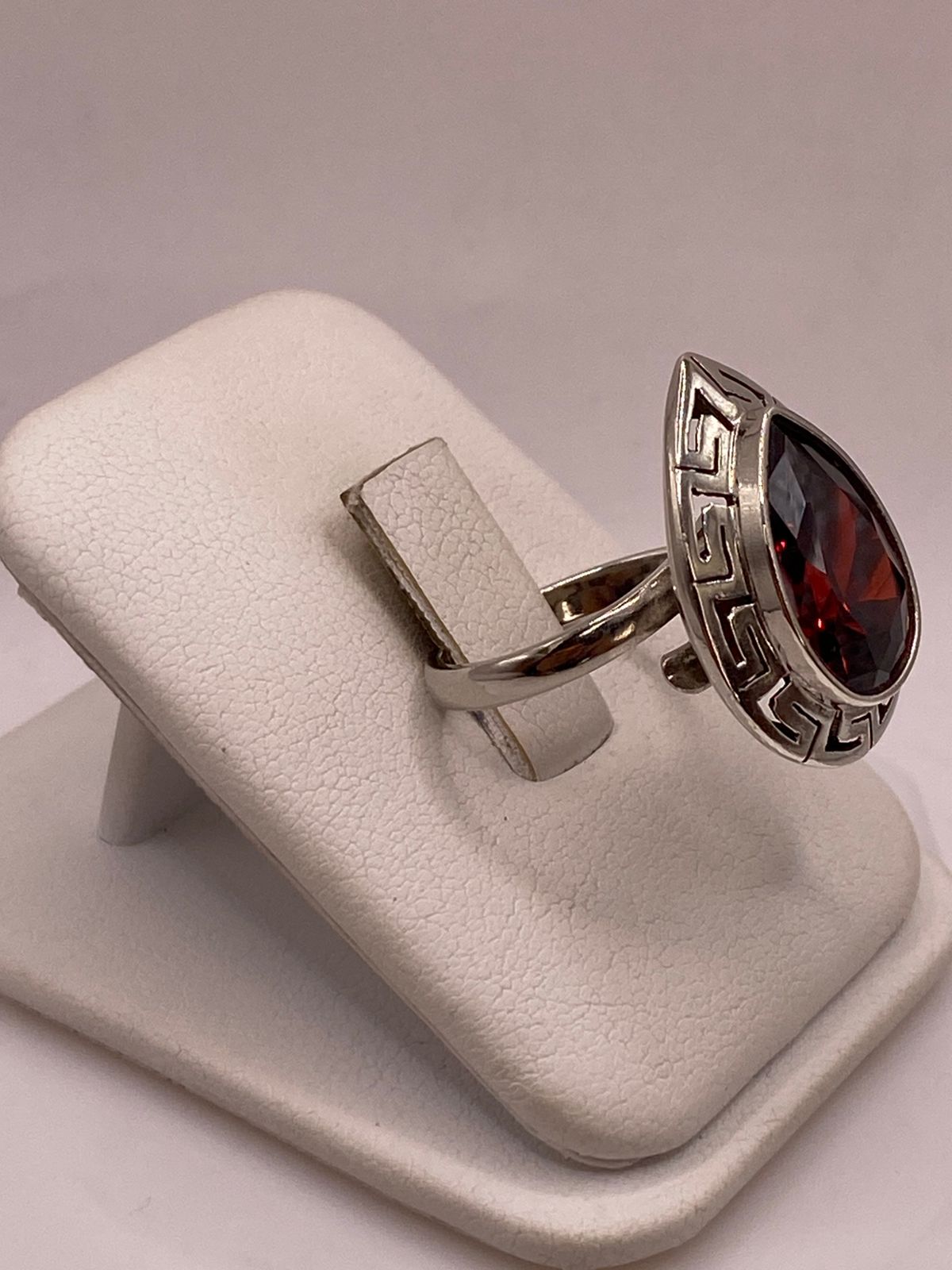 Anillo Ajustable de Plata Ley 925 con Piedra Roja Tipo Gota