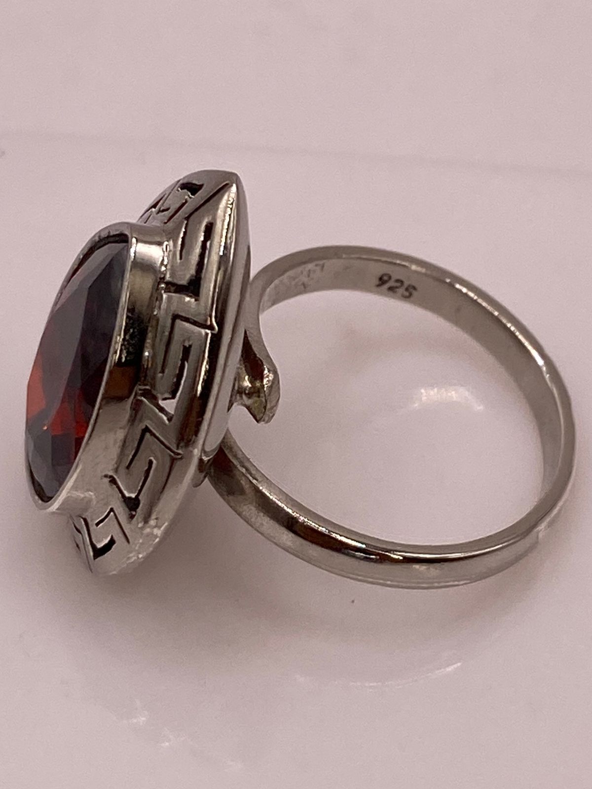 Anillo Ajustable de Plata Ley 925 con Piedra Roja Tipo Gota