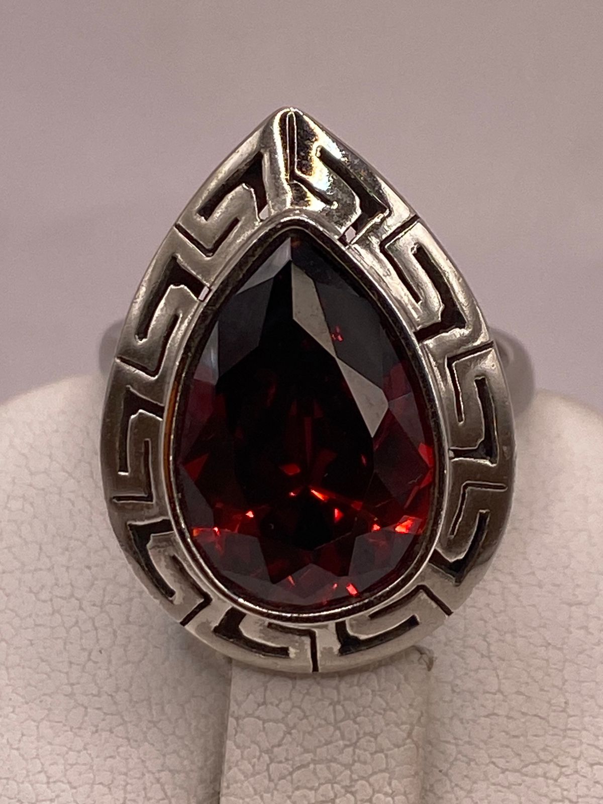 Anillo Ajustable de Plata Ley 925 con Piedra Roja Tipo Gota
