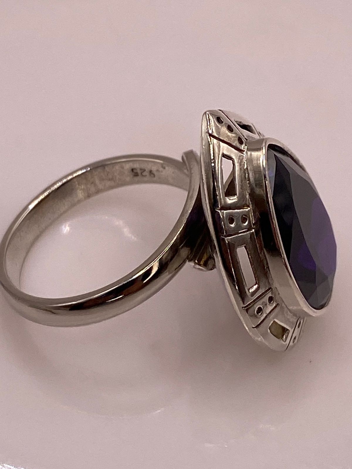 Anillo Ajustable de Plata Ley 925 con Piedra Violeta en Forma de Gota