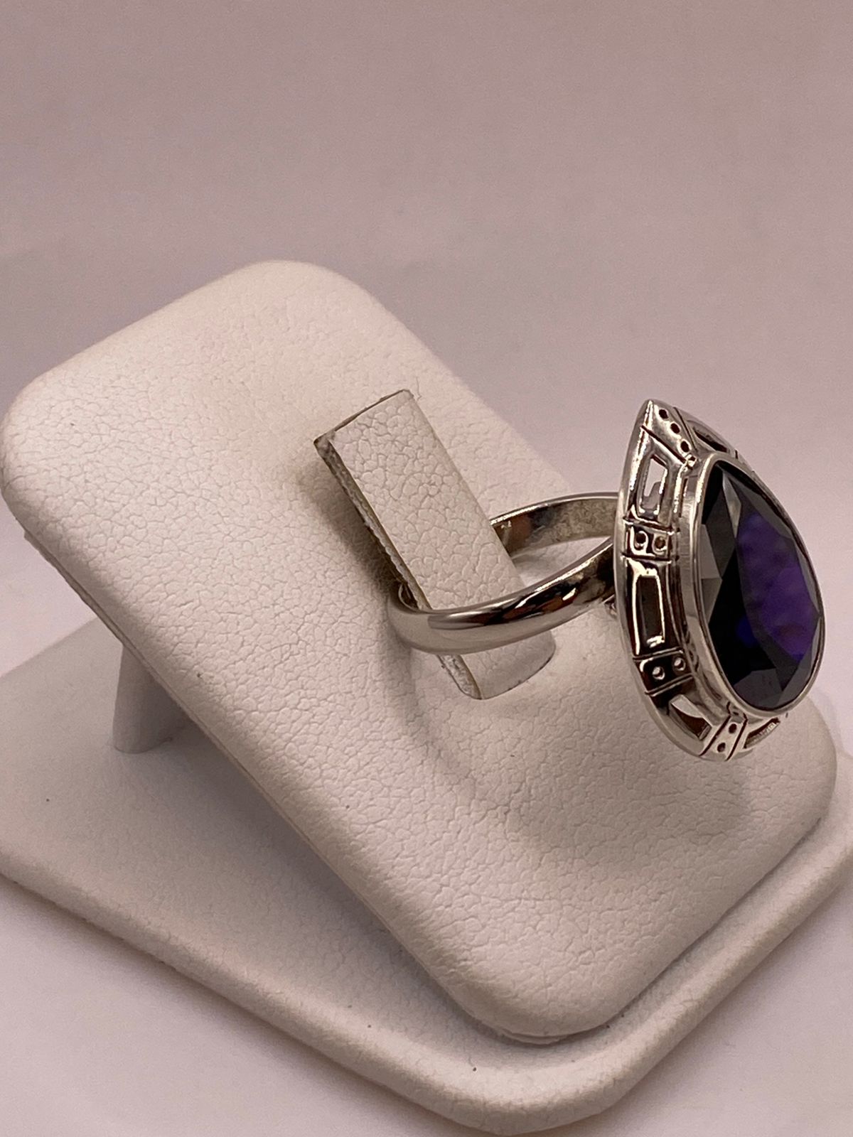 Anillo Ajustable de Plata Ley 925 con Piedra Violeta en Forma de Gota