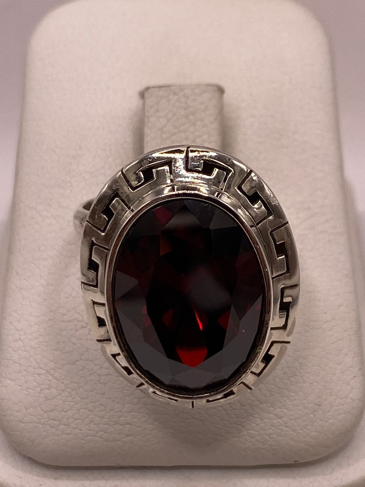 Anillo Ajustable de Plata Ley 925 con Zirconia Roja Corte Oval Diseño Clásico Griego