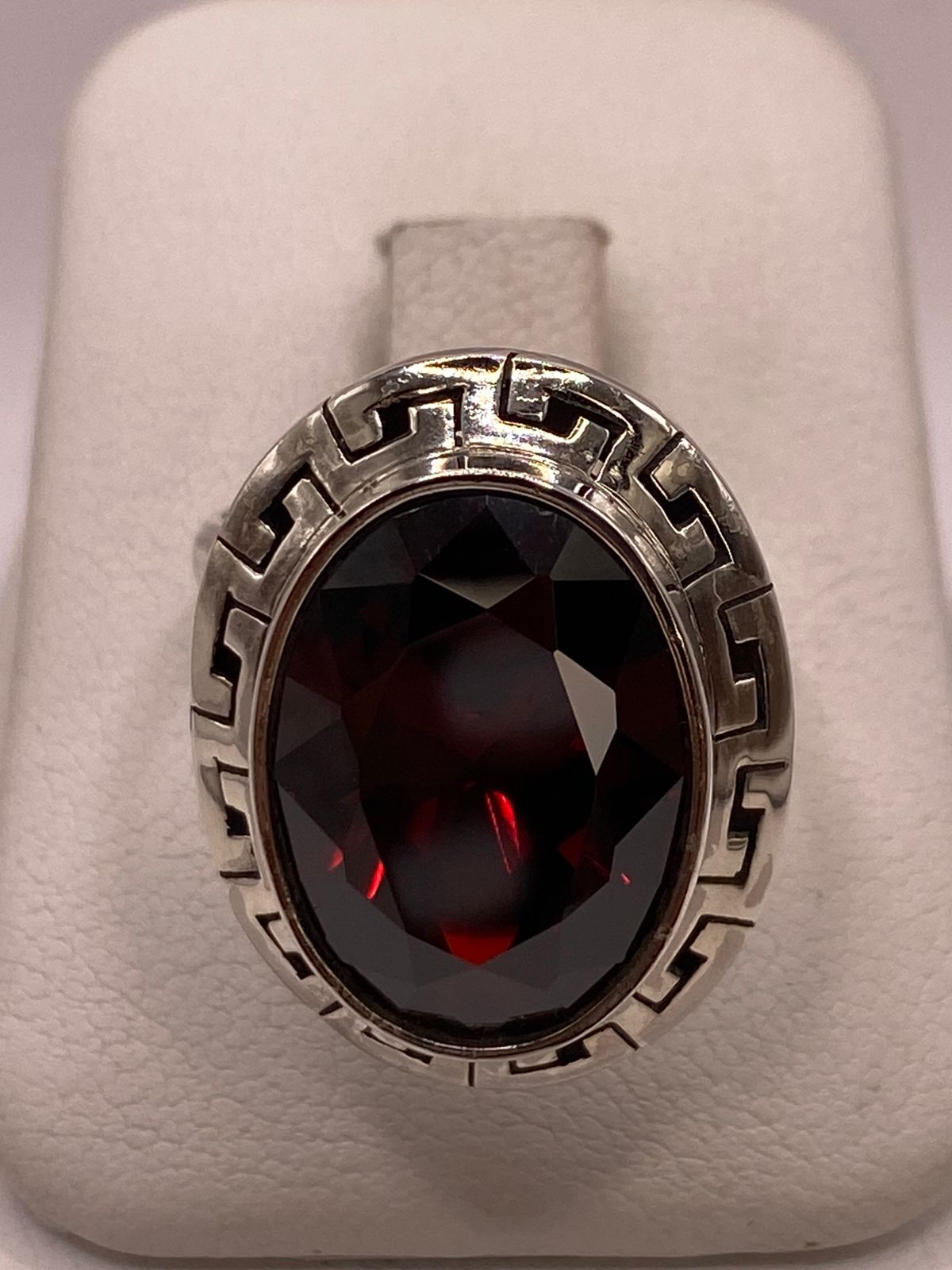 Anillo Ajustable de Plata Ley 925 con Zirconia Roja Corte Oval Diseño Clásico Griego