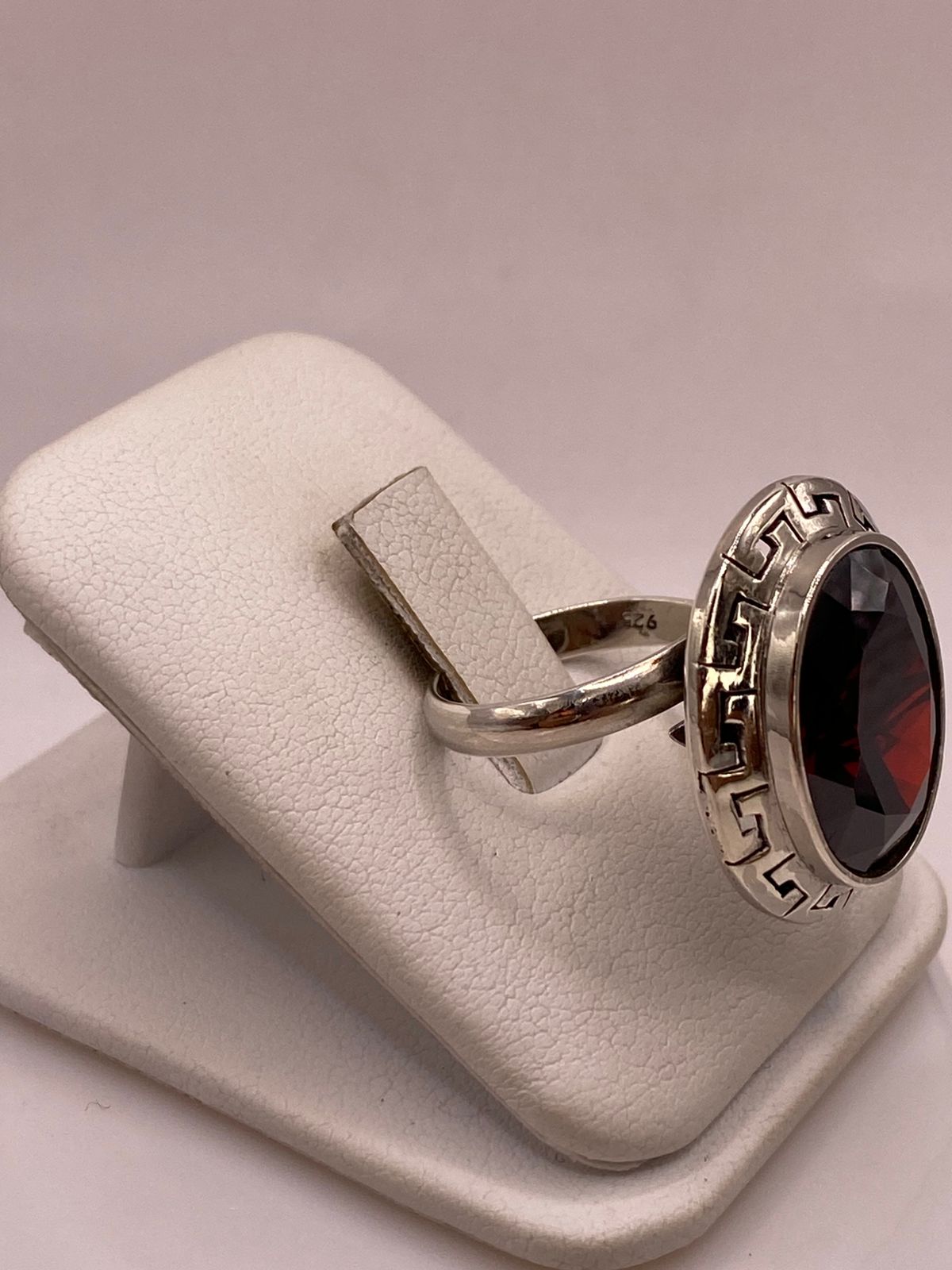 Anillo Ajustable de Plata Ley 925 con Zirconia Roja Corte Oval Diseño Clásico Griego