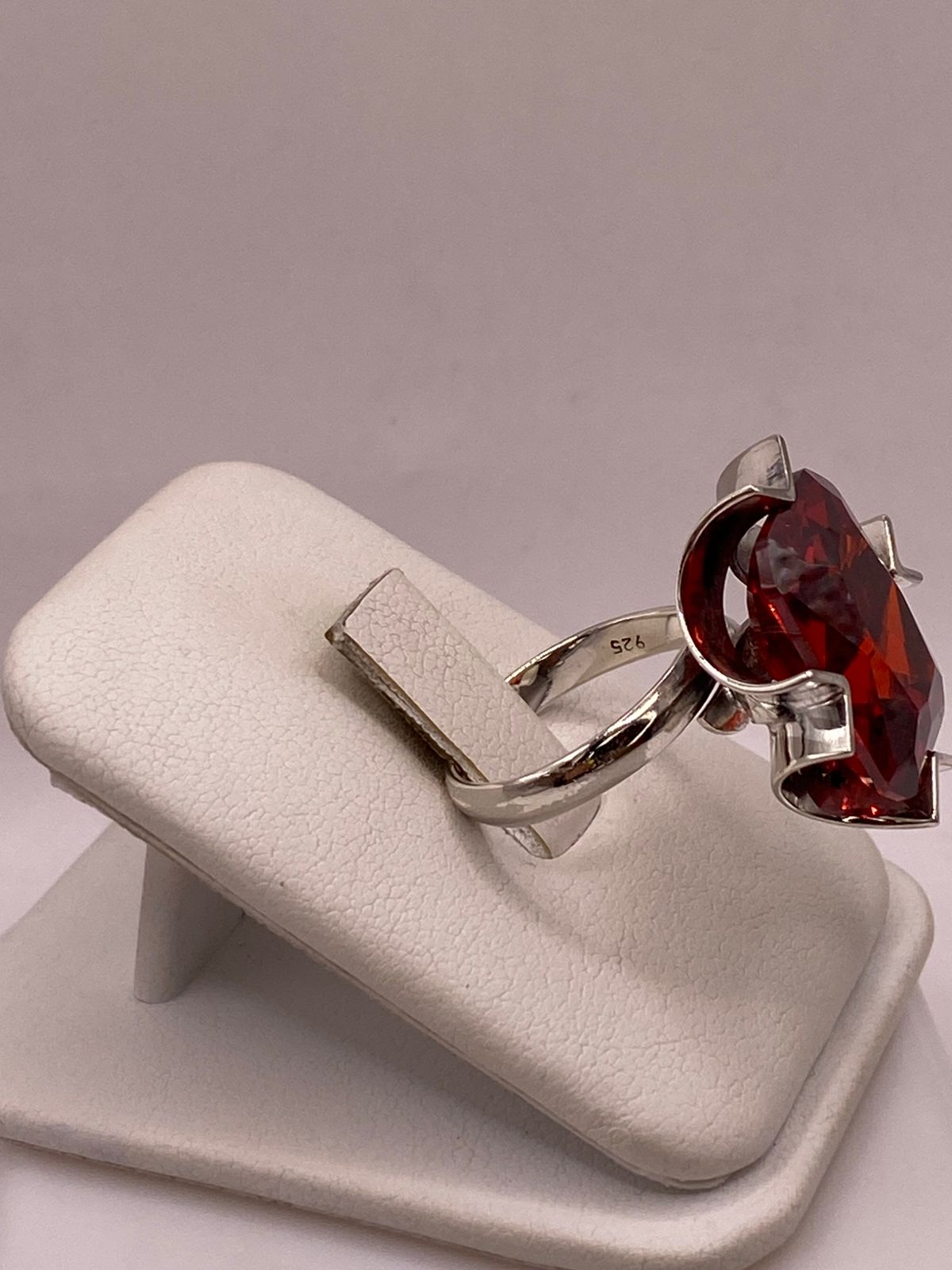 Anillo Ajustable de Plata Ley 925 con Zirconia Roja Corte Radiante Diseño Moderno