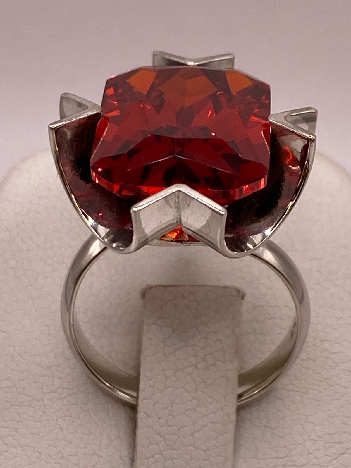 Anillo Ajustable de Plata Ley 925 con Zirconia Roja Corte Radiante Diseño Moderno