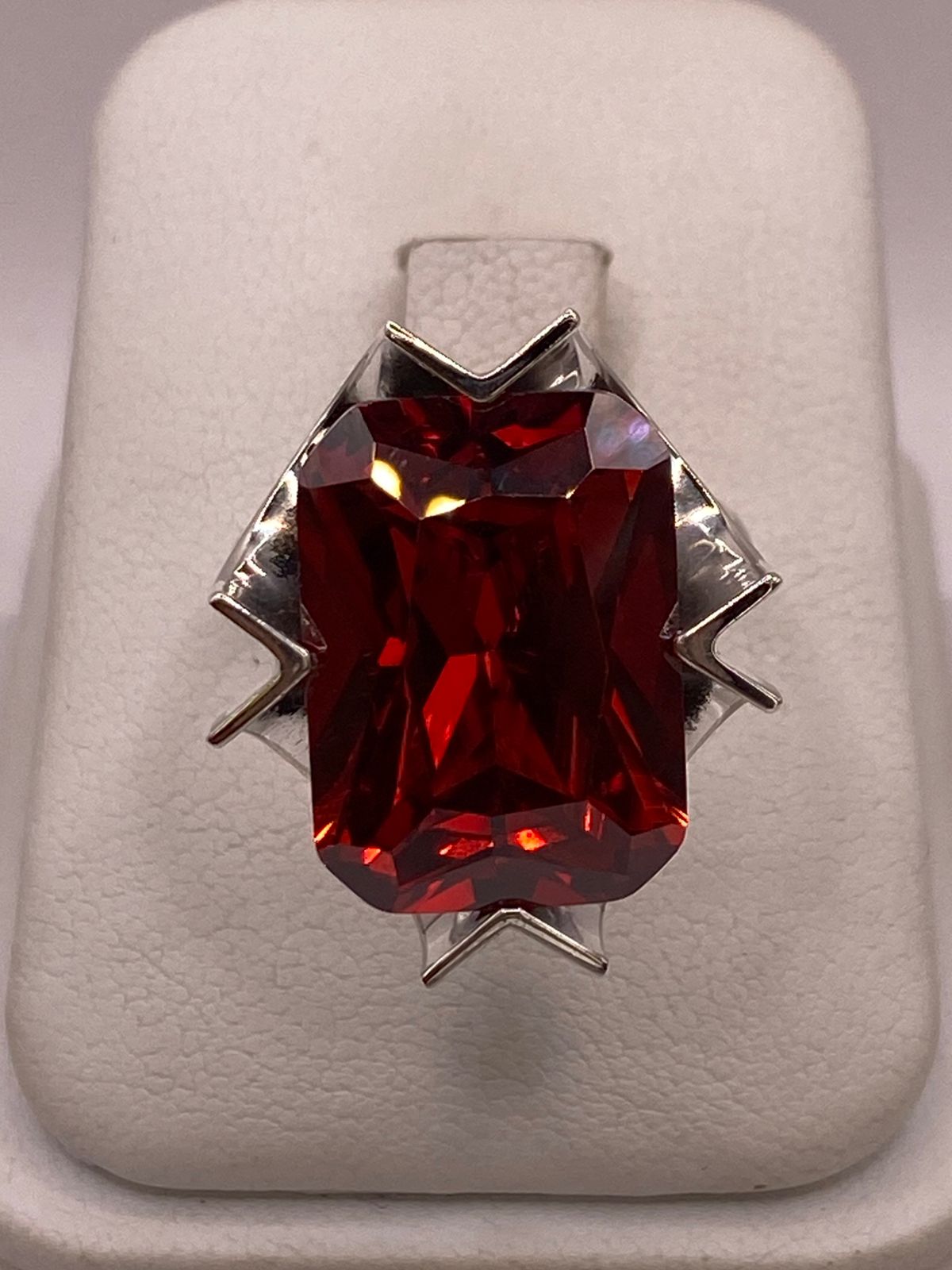 Anillo Ajustable de Plata Ley 925 con Zirconia Roja Corte Radiante Diseño Moderno
