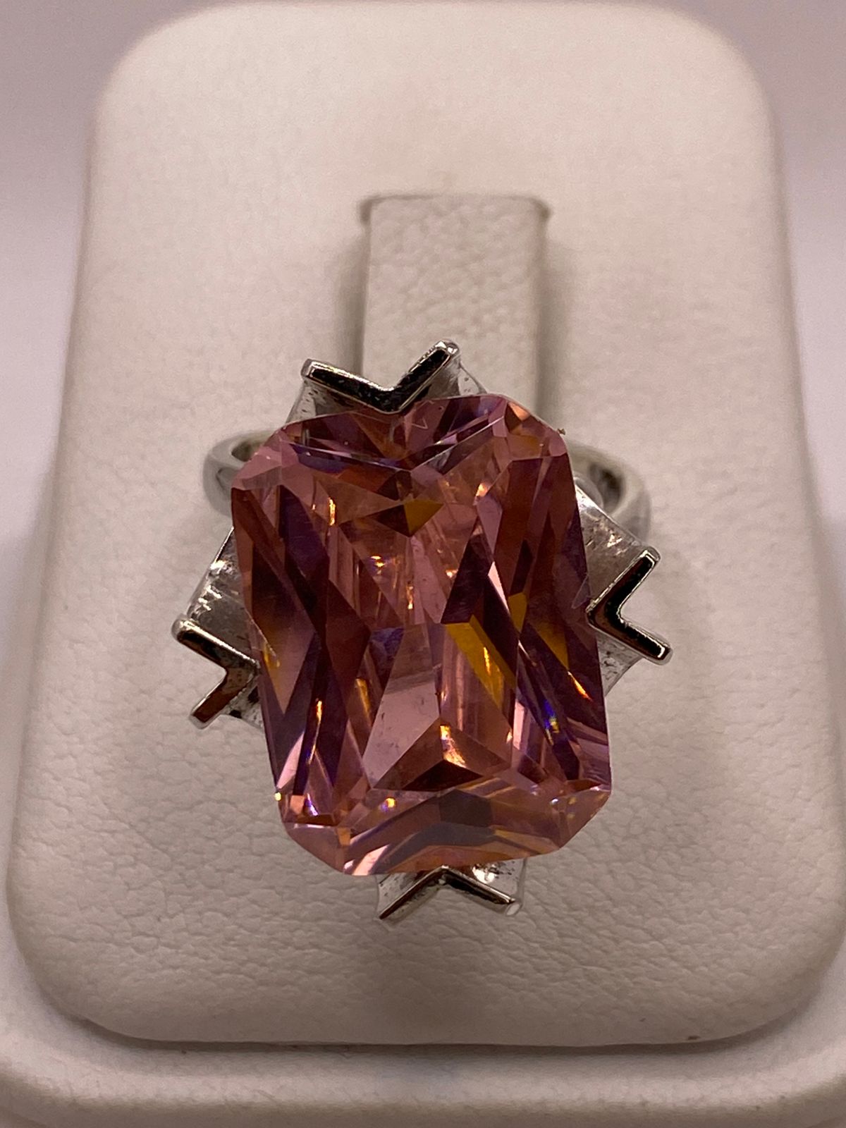 Anillo Ajustable de Plata Ley 925 con Zirconia Rosa Diseño Escultural