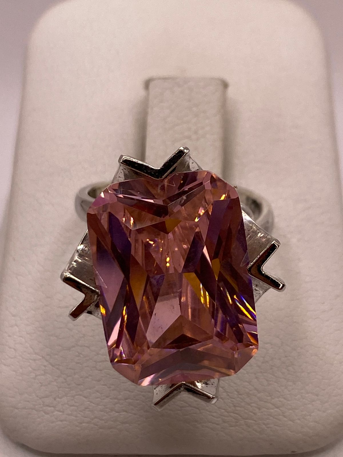 Anillo Ajustable de Plata Ley 925 con Zirconia Rosa Diseño Escultural