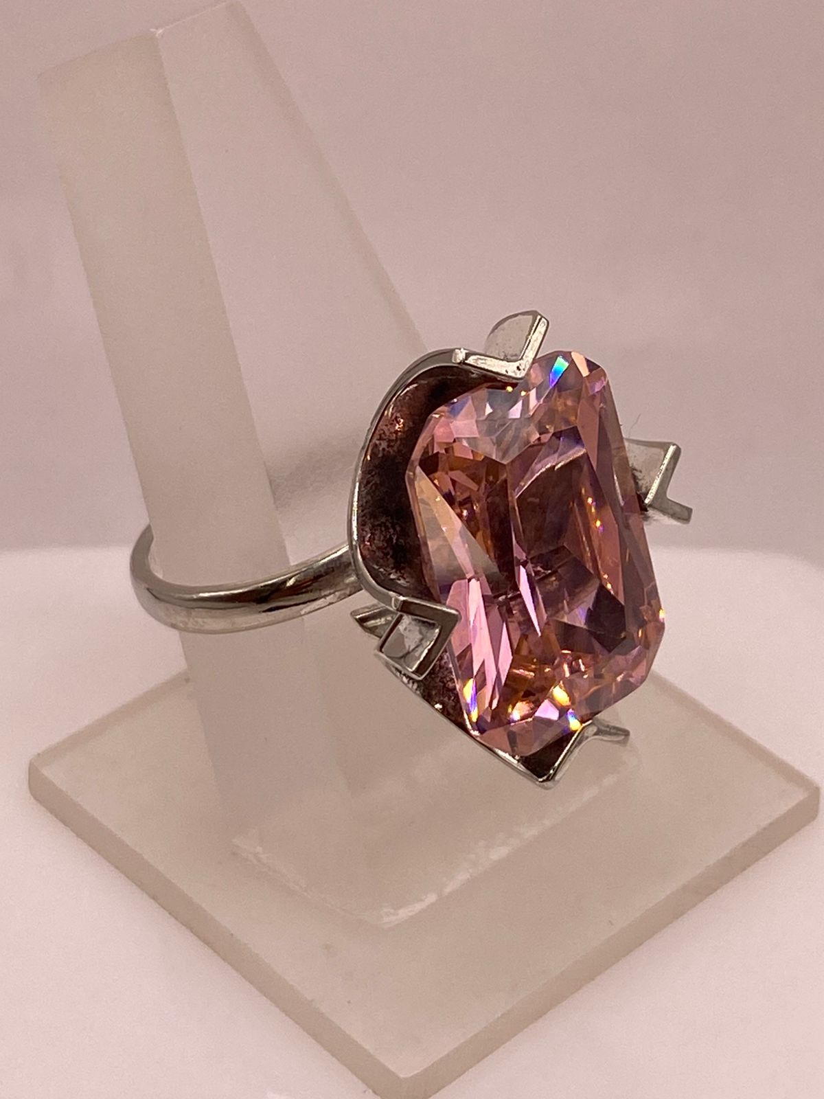 Anillo Ajustable de Plata Ley 925 con Zirconia Rosa Diseño Moderno