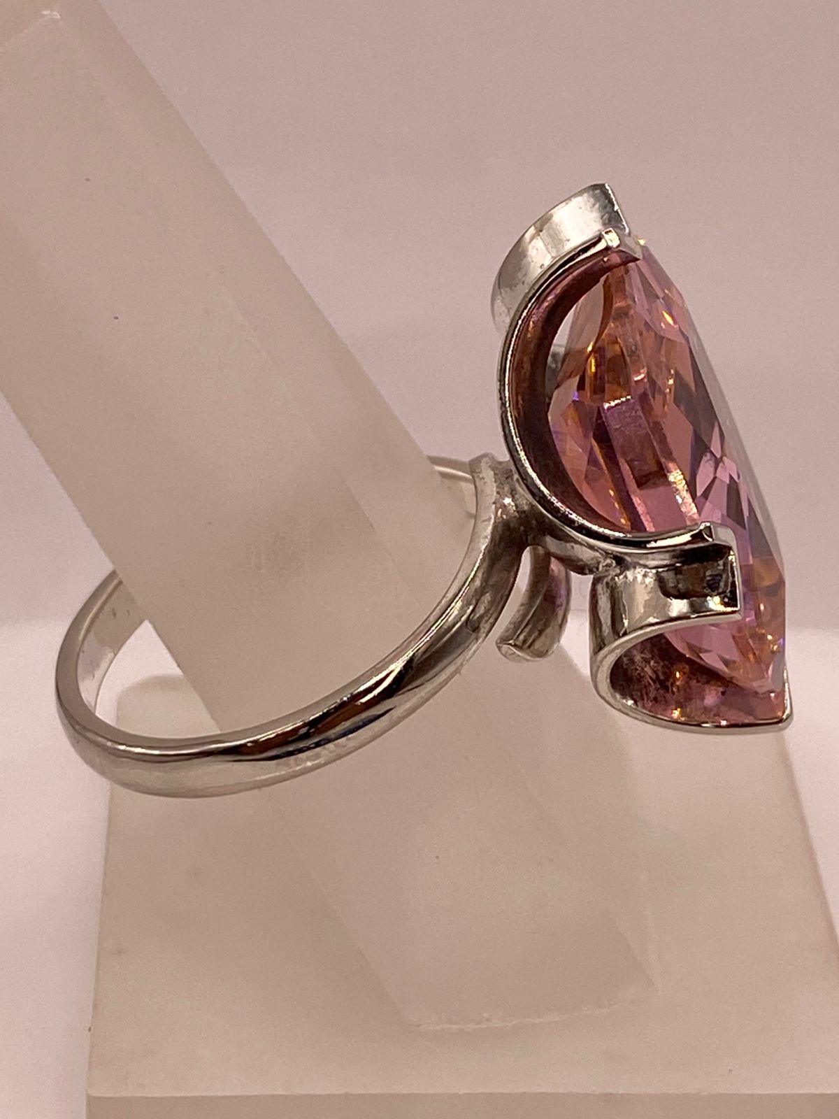 Anillo Ajustable de Plata Ley 925 con Zirconia Rosa Diseño Moderno
