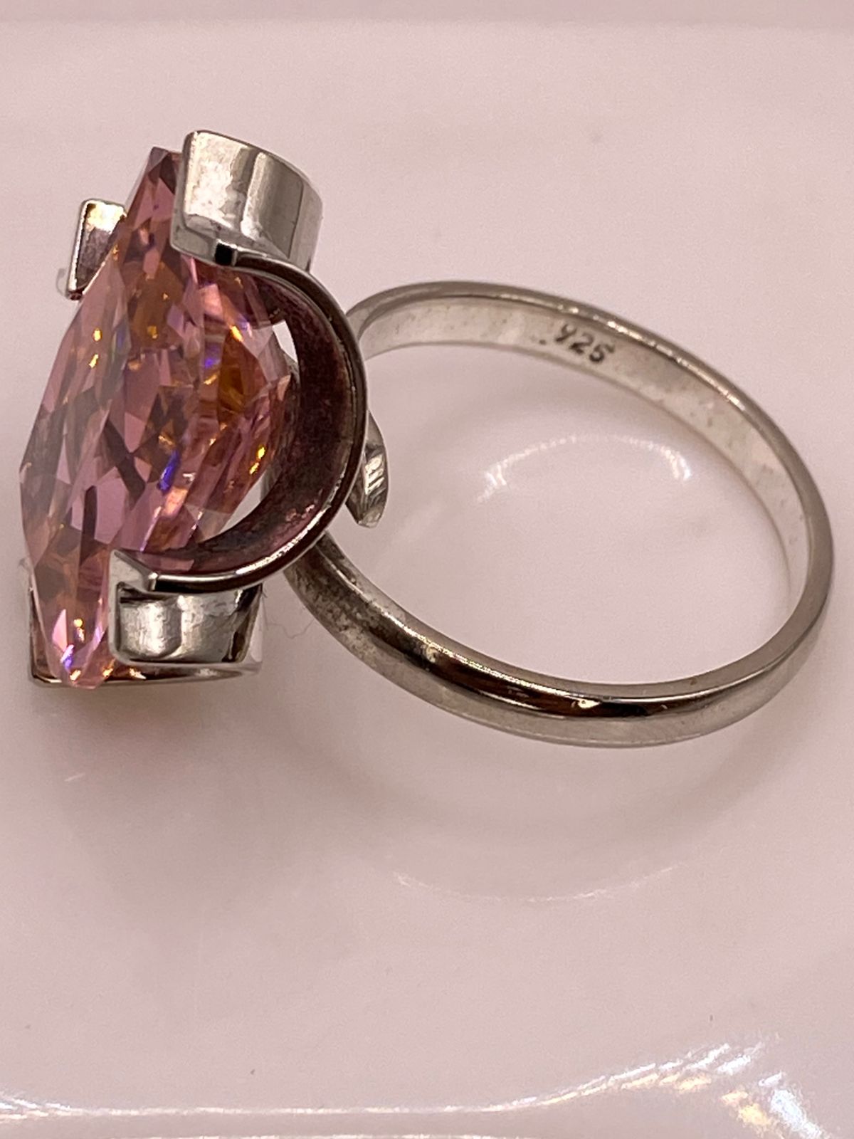 Anillo Ajustable de Plata Ley 925 con Zirconia Rosa Diseño Moderno