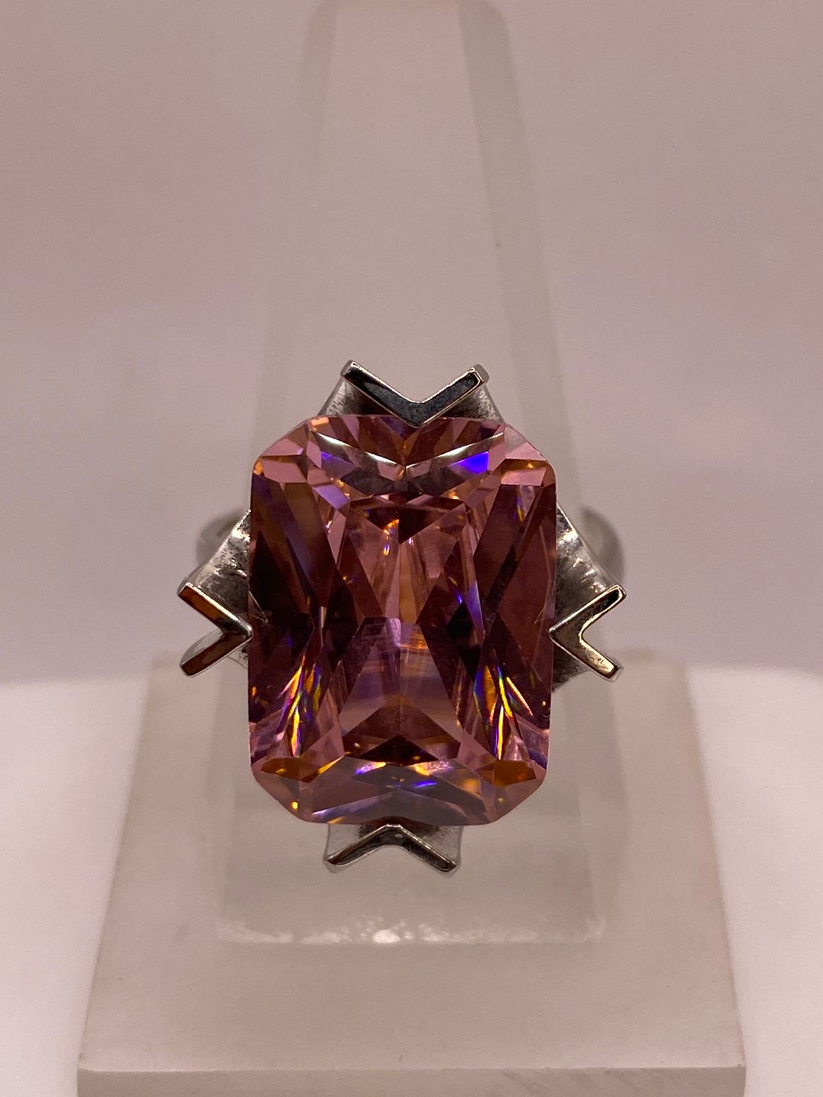 Anillo Ajustable de Plata Ley 925 con Zirconia Rosa Diseño Moderno