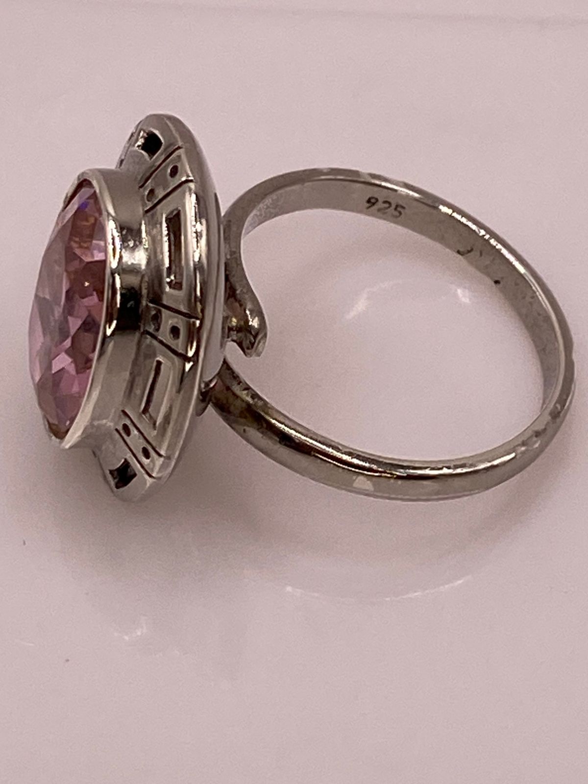 Anillo Ajustable de Plata Ley 925 con Zirconia Rosa Ovalada