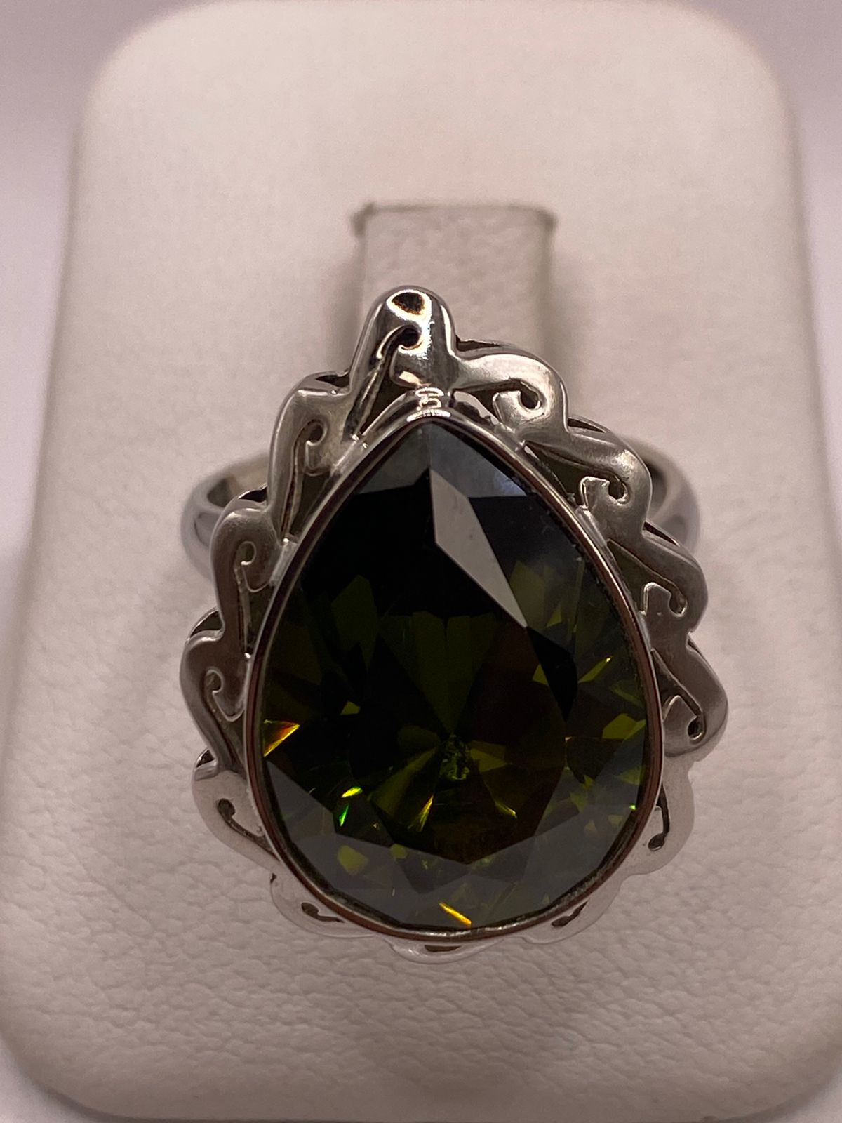 Anillo Ajustable de Plata Ley 925 con Zirconia Verde Olivo en Forma de Gota