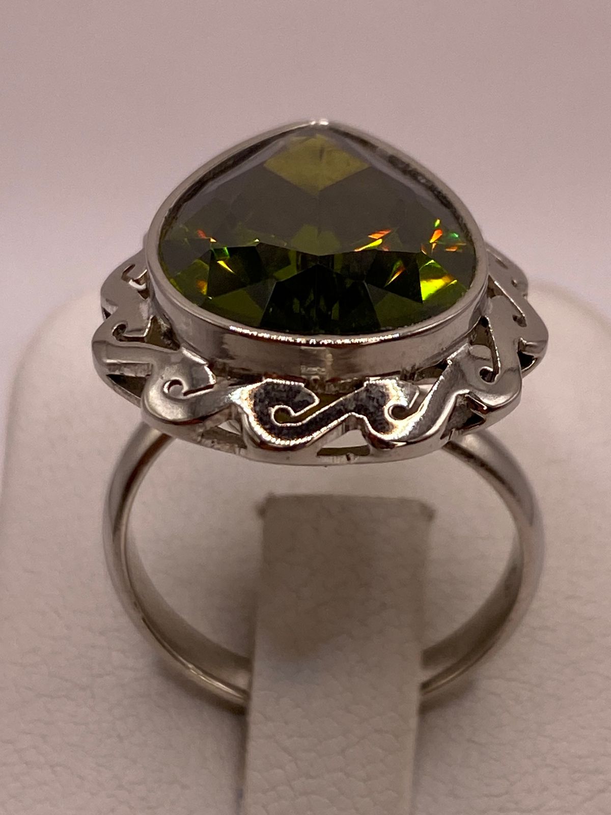 Anillo Ajustable de Plata Ley 925 con Zirconia Verde Olivo en Forma de Gota