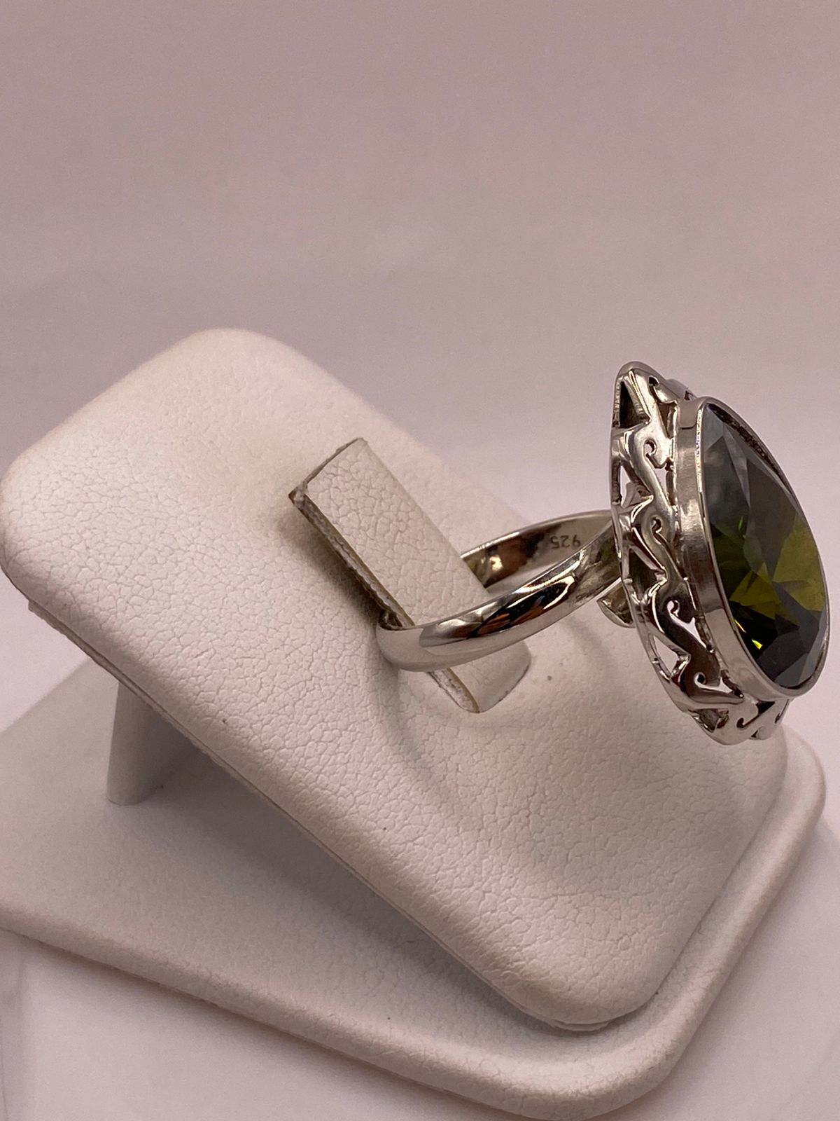 Anillo Ajustable de Plata Ley 925 con Zirconia Verde Olivo en Forma de Gota