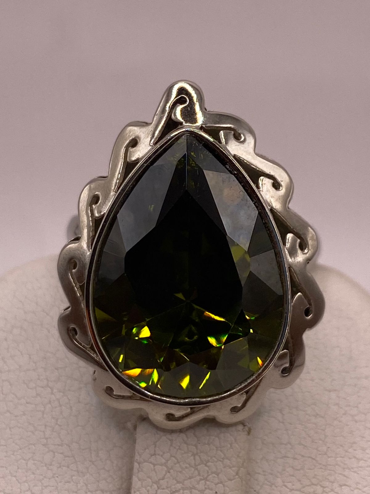 Anillo Ajustable de Plata Ley 925 con Zirconia Verde Olivo en Forma de Gota