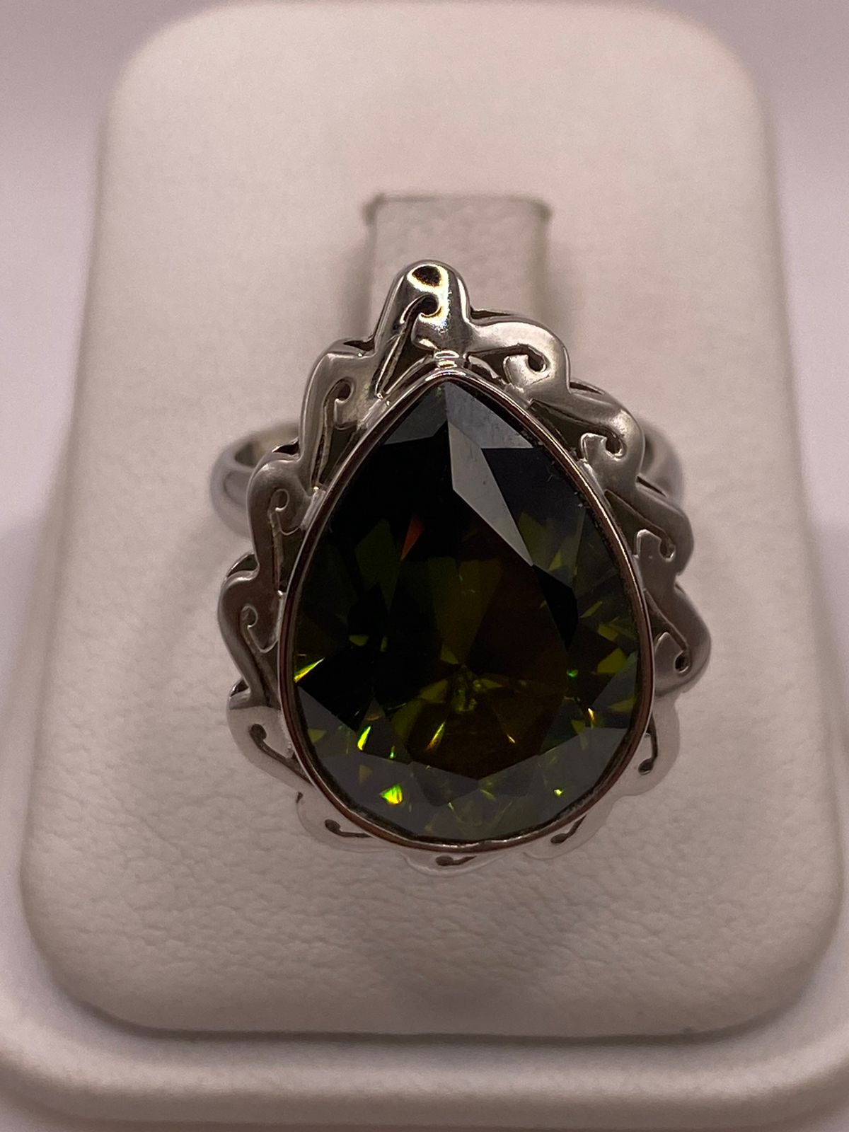 Anillo Ajustable de Plata Ley 925 con Zirconia Verde Olivo en Forma de Gota