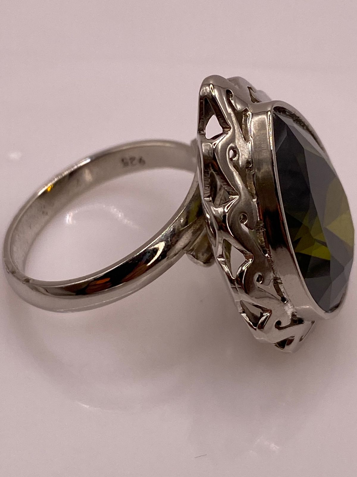 Anillo Ajustable de Plata Ley 925 con Zirconia Verde Olivo en Forma de Gota