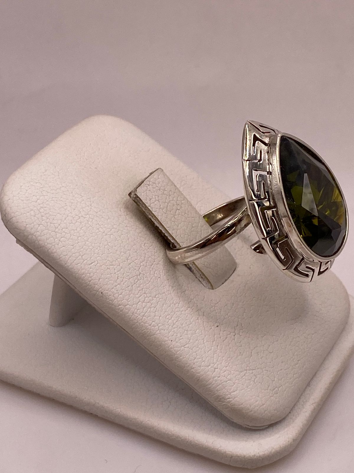 Anillo Ajustable de Plata Ley 925 con Zirconia Verde Olivo en Forma de Gota