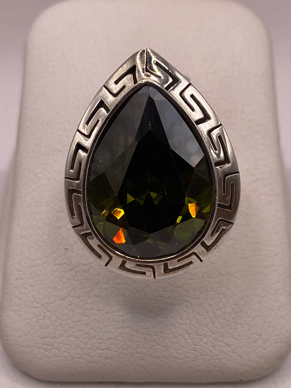 Anillo Ajustable de Plata Ley 925 con Zirconia Verde Olivo en Forma de Gota