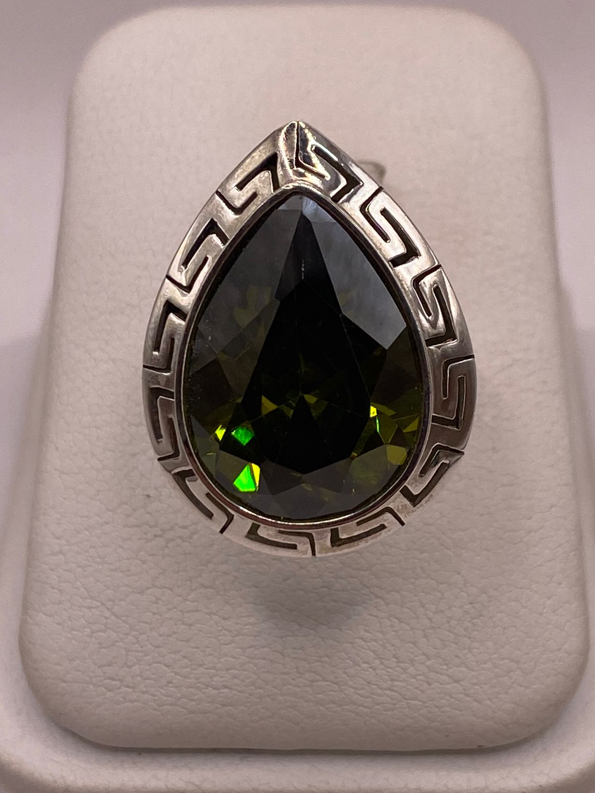Anillo Ajustable de Plata Ley 925 con Zirconia Verde Olivo en Forma de Gota