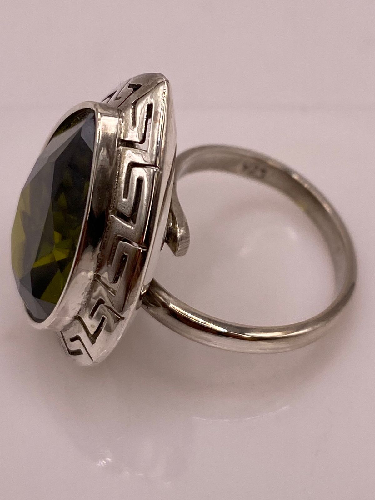 Anillo Ajustable de Plata Ley 925 con Zirconia Verde Olivo en Forma de Gota