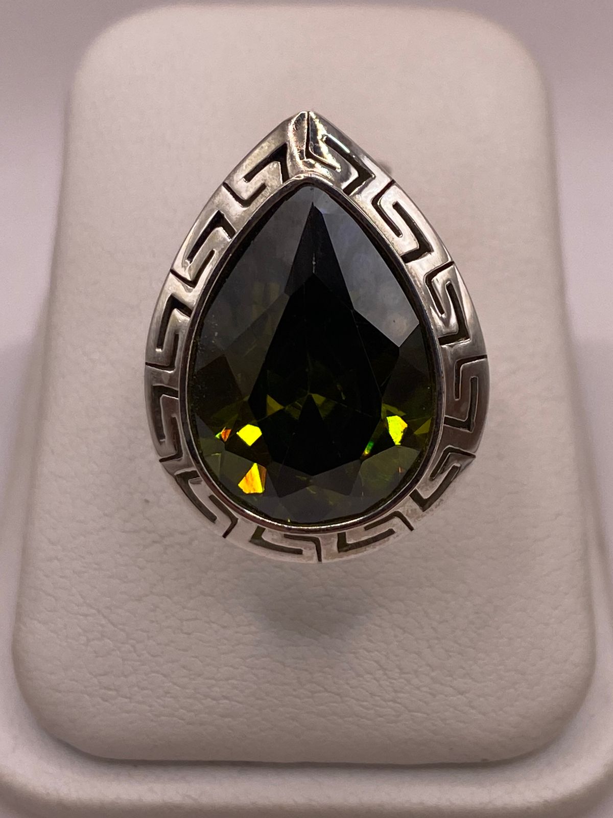 Anillo Ajustable de Plata Ley 925 con Zirconia Verde Olivo en Forma de Gota